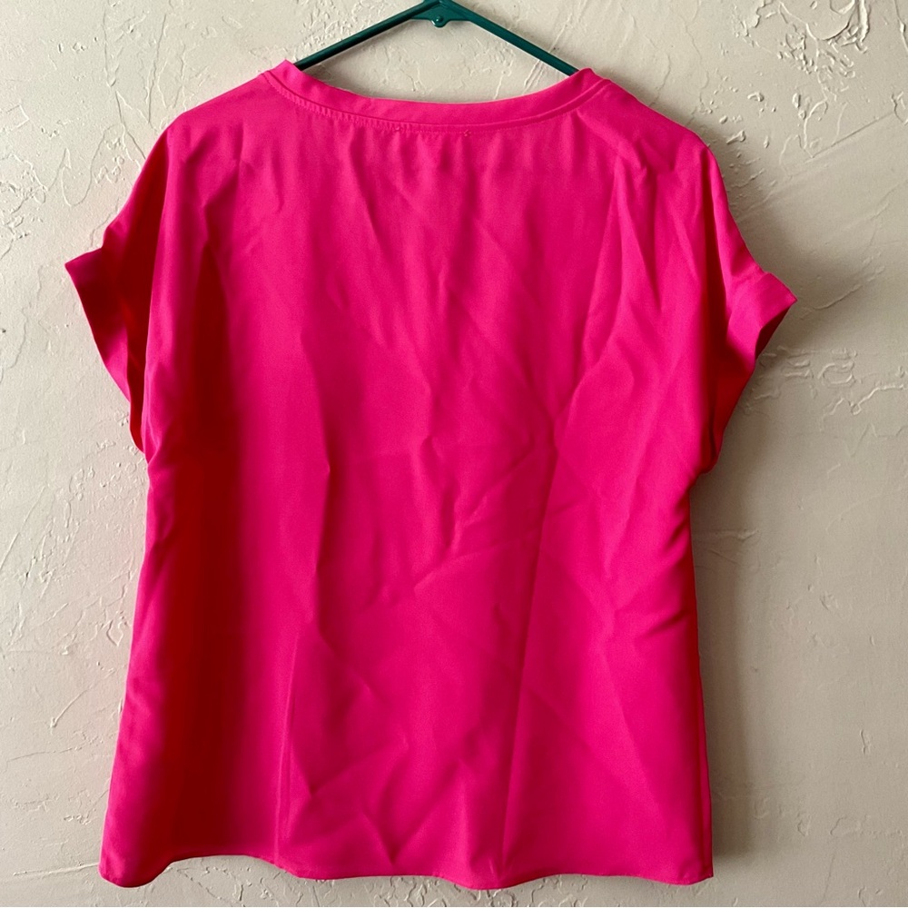 Eesome Fuchsia V-Neck Short Sleeve Tee - Picture 4 of 5